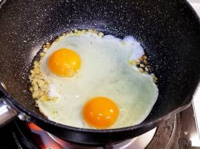 姜末变得微黄即可加入鸡蛋