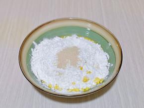 再加入低筋面粉，最后加入酵母粉，用硅胶铲搅拌均匀，至无干粉。