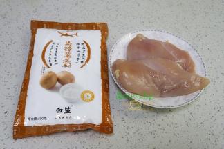 食材：鸡胸肉、五香粉、马铃薯淀粉、盐、料酒、酱油、花生油。也可以裹一层面包糠，外皮金灿灿。