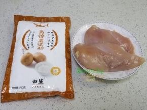 食材：鸡胸肉、五香粉、马铃薯淀粉、盐、料酒、酱油、花生油。也可以裹一层面包糠，外皮金灿灿。