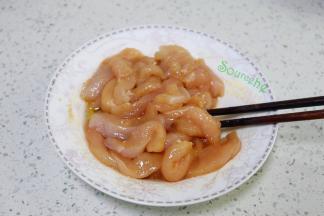 鸡胸肉解冻之后，洗净切条状，大小和筷子差不多。