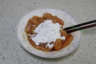 切好的鸡肉，放五香粉、马铃薯淀粉、盐、料酒、酱油、花生油，搅拌均匀，盖上保鲜膜，腌制10分钟