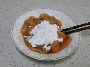 切好的鸡肉，放五香粉、马铃薯淀粉、盐、料酒、酱油、花生油，搅拌均匀，盖上保鲜膜，腌制10分钟