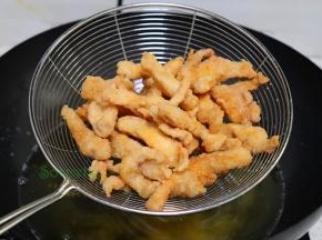 鸡柳炸至金黄色，捞出之后。把油温调高200度左右，再次放入油锅“回炸”10秒，增加这个步骤，能把油炸出来，鸡柳就不油腻，更酥脆，肉质鲜美。