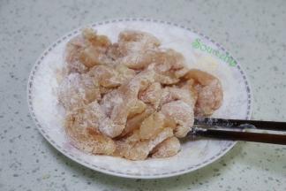 腌制的鸡柳，蘸上一层马铃薯淀粉，把鸡柳的水分吸干，干爽不无水滴。