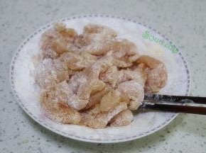 腌制的鸡柳，蘸上一层马铃薯淀粉，把鸡柳的水分吸干，干爽不无水滴。