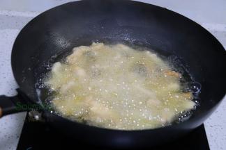 锅里倒入适量的花生油，油温180度左右，放入鸡柳，并用筷子松散，不能结块。