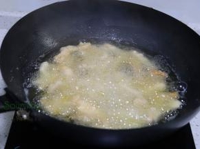 锅里倒入适量的花生油，油温180度左右，放入鸡柳，并用筷子松散，不能结块。