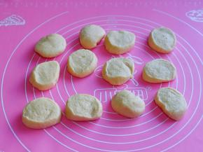 将发酵好的面团揉圆排气，再切出12等份，把每个小面团揉圆。