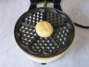 机器预热，烤盘上刷少许油，再放上面团，盖上盖子，3–4分钟即可。