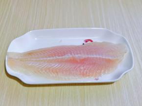 一条龙利鱼，冷水冲洗干净。