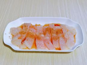 用长条放入盘中，加入料酒，十三香，1克盐轻轻拌均匀，腌制15分钟。