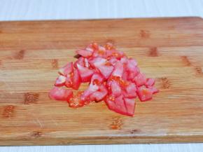 番茄洗干净，切小块。