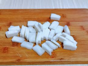 年糕切片，量根据个人胃口增减。