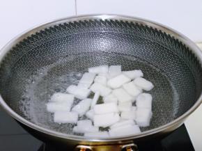 年糕焯个水，水开后下年糕，再次烧开关火。(也可以不炒，根据个人喜好来）之后利用这个水烫几朵西蓝花，捞出过冷水备用。