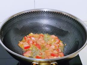 起油锅加入番茄块小火翻炒。