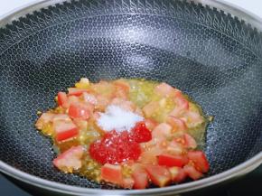 待番茄炒软后加入番茄酱，白砂糖翻炒。