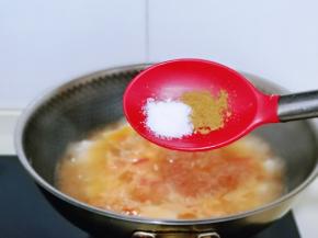 再按个人口味加入盐，十三香。