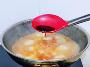 烧开后再加入年糕，1小勺生抽提鲜，大火烧开。