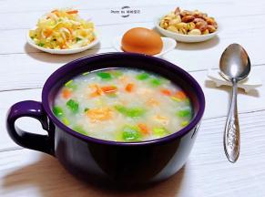 蔬菜虾仁粥装入容器中搭配鸡蛋、凉拌白菜蛰皮还有坚果就是标配的早餐