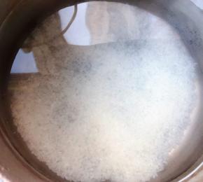 添加适量清水大火煮起来