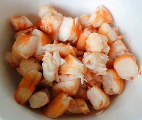 虾仁切成小块备用