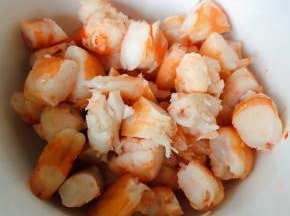 虾仁切成小块备用