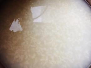 大米粥熬制成七成熟