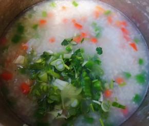 放入盐和味精调味均匀最后撒上葱花和香菜提鲜即可出锅享用