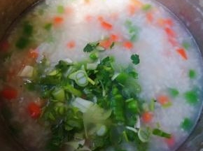 放入盐和味精调味均匀最后撒上葱花和香菜提鲜即可出锅享用