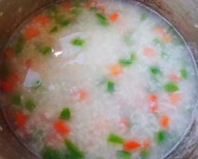 放入青椒和胡萝卜粒中火煮2分钟