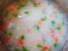 放入青椒和胡萝卜粒中火煮2分钟