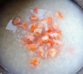 放入虾仁肉中火煮5分钟
