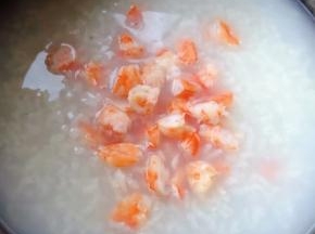 放入虾仁肉中火煮5分钟