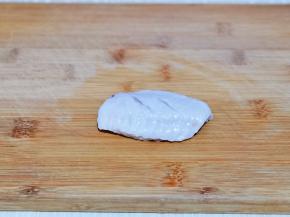 鸡翅洗干净后，正反面各划两刀，依次做完。