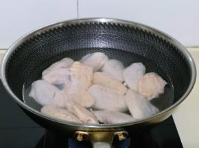 焯水；冷水下锅，大火烧开，煮2分钟捞出冷水冲洗干净，淋干水分。