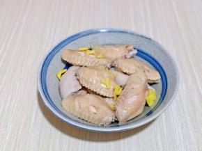 淋干水分的鸡翅放入大口器具中，加入切好的姜丝。