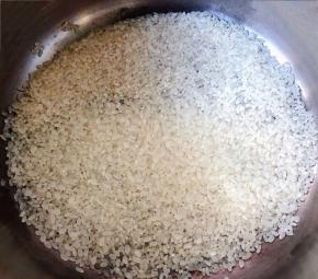 大米放入锅中用清水淘洗干净