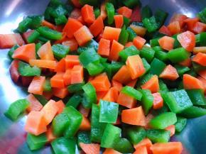 焯好水的青椒和胡萝卜粒立即放入冷水中过凉后沥干水分备用