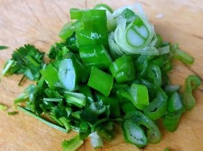葱花和香菜切成小粒备用