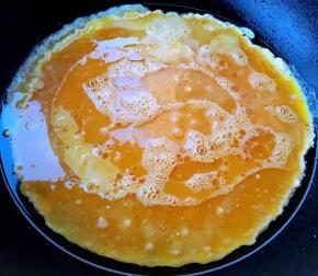 锅中倒入油加热成5成热倒入蛋液