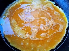 锅中倒入油加热成5成热倒入蛋液