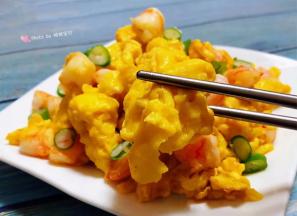 喜欢吃嫩的鸡蛋成型即可如果吃老一点的可以大火再翻炒一下我家比较喜欢吃嫩嫩的感觉