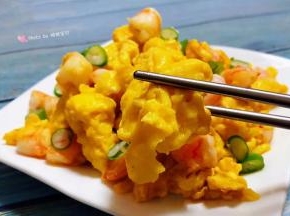 喜欢吃嫩的鸡蛋成型即可如果吃老一点的可以大火再翻炒一下我家比较喜欢吃嫩嫩的感觉