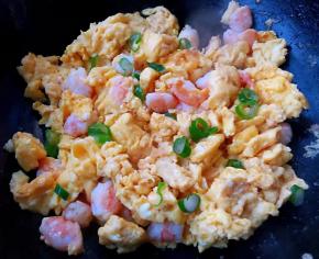 炒制鸡蛋定型撒上葱粒即可出锅享用