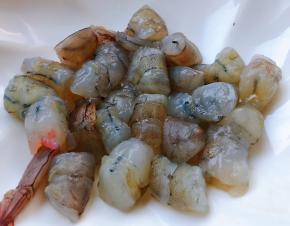 海虾比较大就把虾仁切成几段