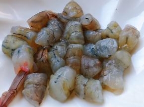 海虾比较大就把虾仁切成几段
