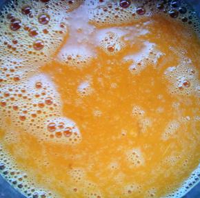 鸡蛋打散放入盐和味精适量添加少许清水搅拌均匀