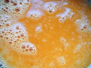 鸡蛋打散放入盐和味精适量添加少许清水搅拌均匀