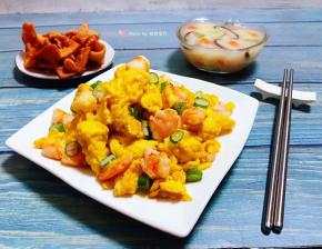 搭配时蔬粥和炸花就是标配的一餐